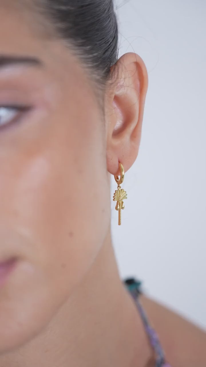 Single Palm Tree Earring in 18K yellow gold – product video