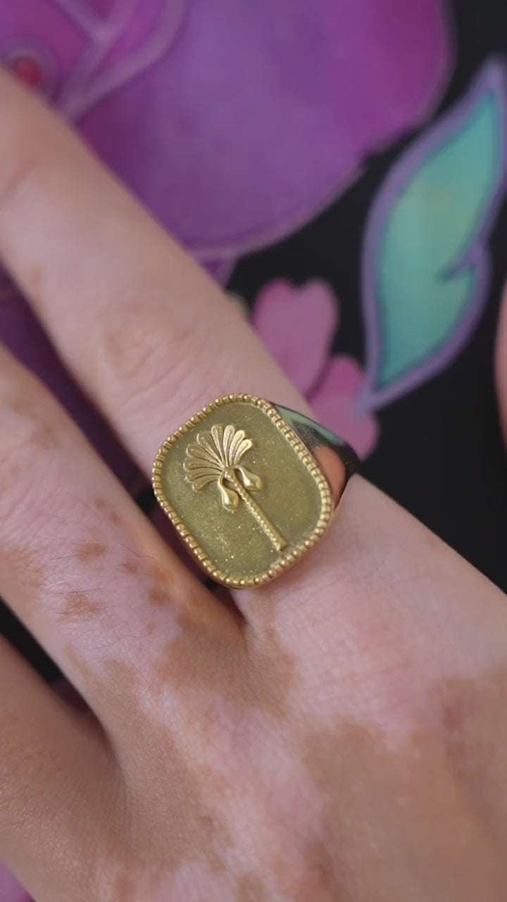 Palm Tree Signet Ring in 18K yellow gold – product video