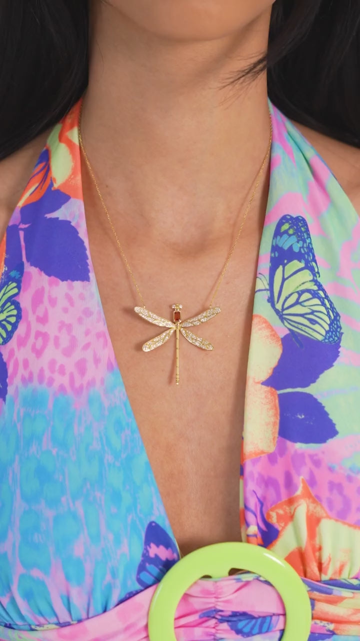 Short film: the Dragonfly Necklace in 18K yellow gold
