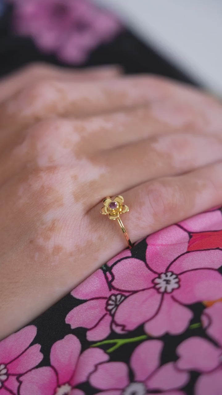 Flower Ring in 18K yellow gold – product video