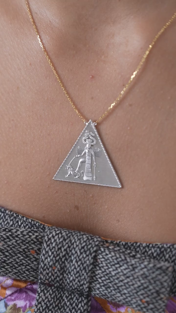 Ishtar Necklace in 18K white gold with a diamond-set crown – product video