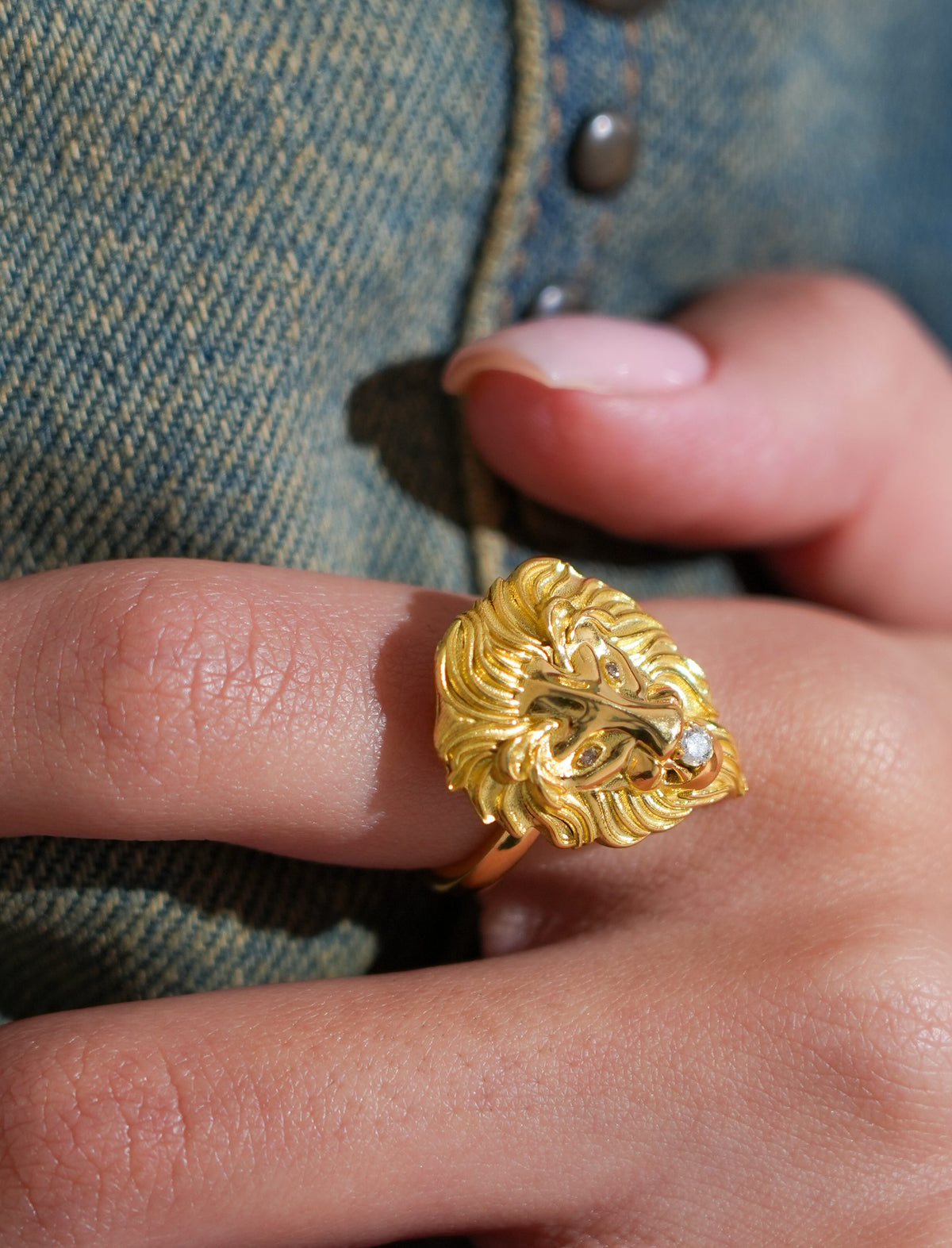 Close-up of the Lion Ring in 18K yellow gold